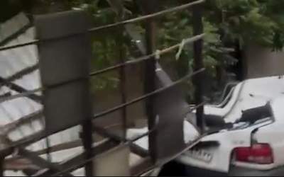 فیلم: خسارت شدید به یک خودرو در پی طوفان امروز در خیابان دولت تهران  
