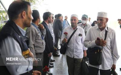 Iranian hajj pilgrims return home