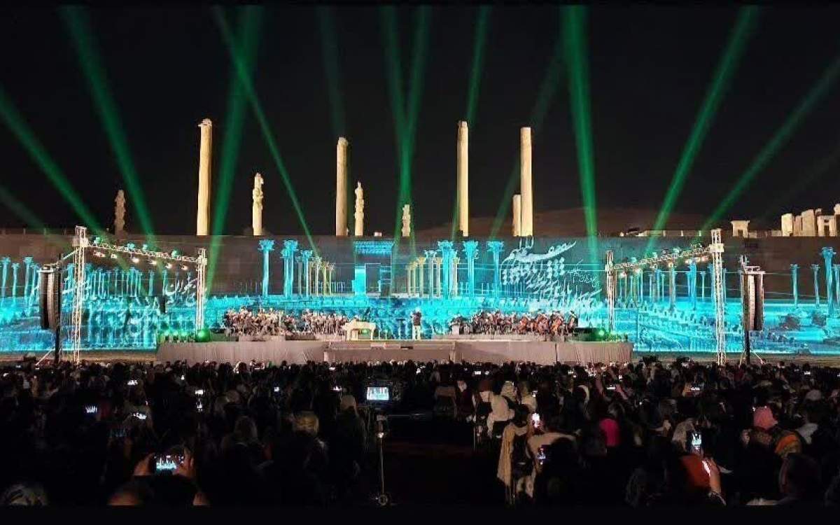 Alireza Ghorbani’s concert at Persepolis extended