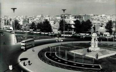 عکس: تهران ۶۵ سال قبل و تردد خودروهای کلاسیک در میدان بهارستان