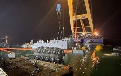 Iranian Navy salvages sunken destroyer