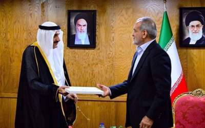 Saudi Minister of State Prince Mansour bin Miteb bin Abdulaziz (L) submits a written message from King Salman to Iran’s President Masoud Pezeshkian during a meeting in Tehran on July 30, 2024. (