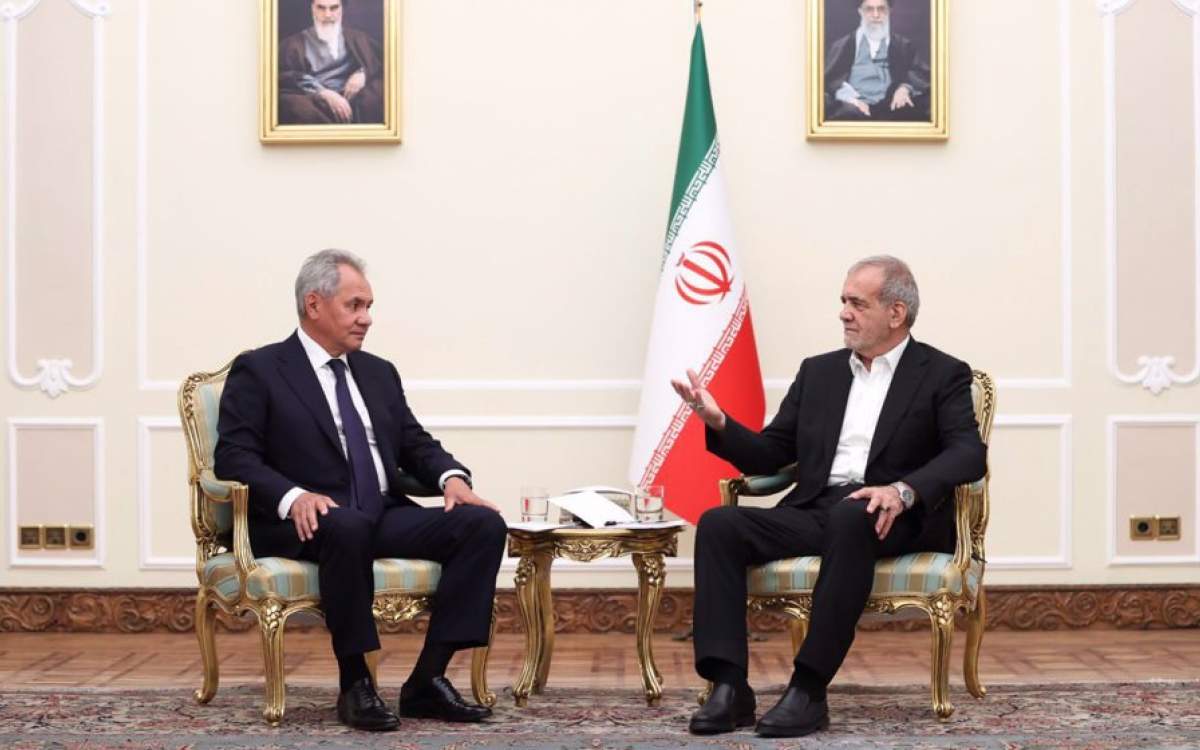 Iranian President Masoud Pezeshkian (R) and Secretary of Russia