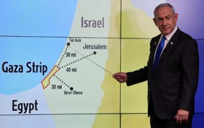 Israeli prime minister Benjamin Netanyahu uses a map which shows the entirety of the West Bank and occupied East al-Quds as part of Israel.