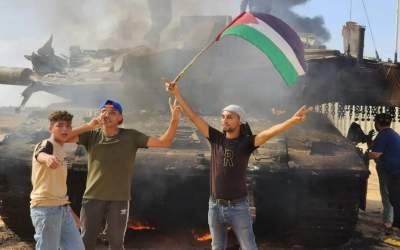 The Qassam Brigades, the military wing of the Palestinian resistance movement Hamas, hold a Palestinian flag in Gaza City, Gaza, on October 07, 2023.