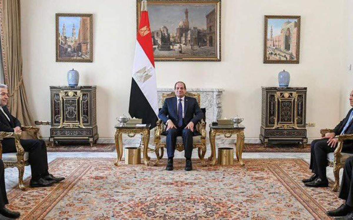 Iranian Foreign Minister Abbas Araghchi (2nd L) meets with Egyptian President Abdel Fattah el-Sisi (C) in Cairo, Egypt, on October 17, 2024.