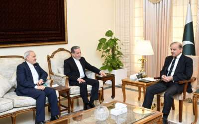 ran’s Foreign Minister Abbas Araqchi (center) holds talks with Pakistani Prime Minister Shehbaz Sharif (R) in Islamabad on November 5, 2024