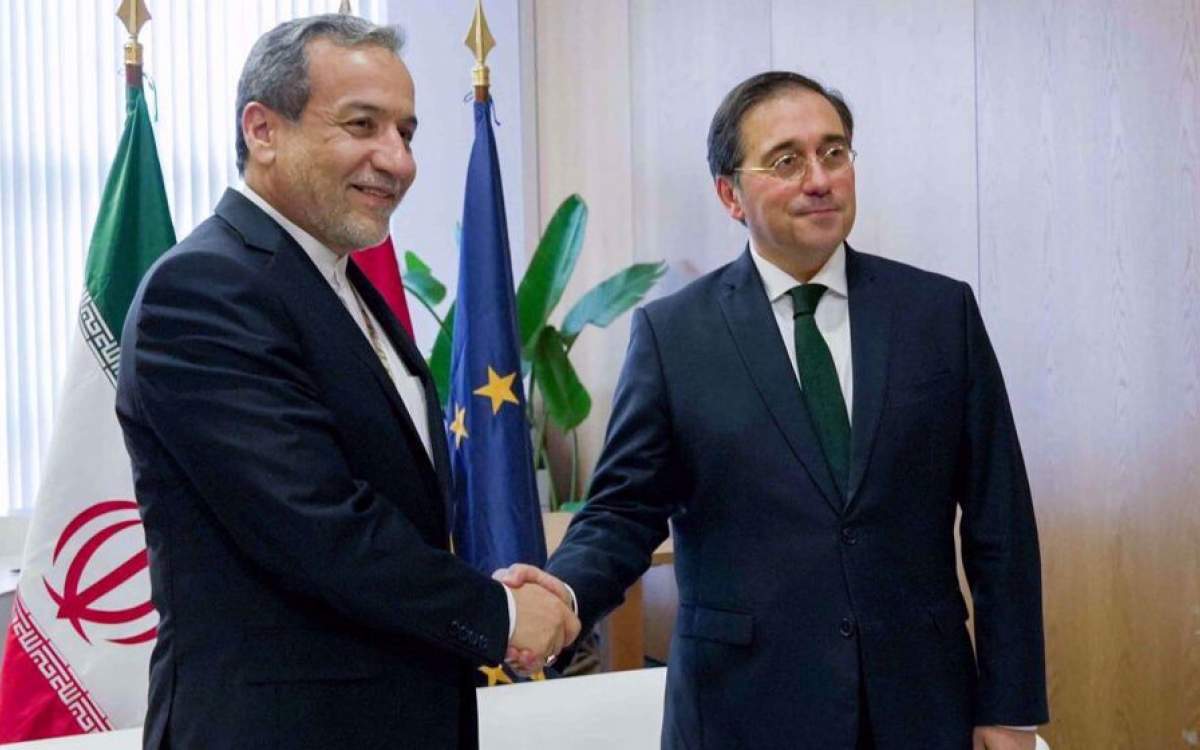 Iran’s Foreign Minister Abbas Araghchi (L) and his Spanish counterpart José Manuel Albares Bueno meet on the sidelines of a meeting of the United Nations Alliance of Civilizations (UNAOC) in the city of Cascais in southwestern Portugal on November 26, 2024.