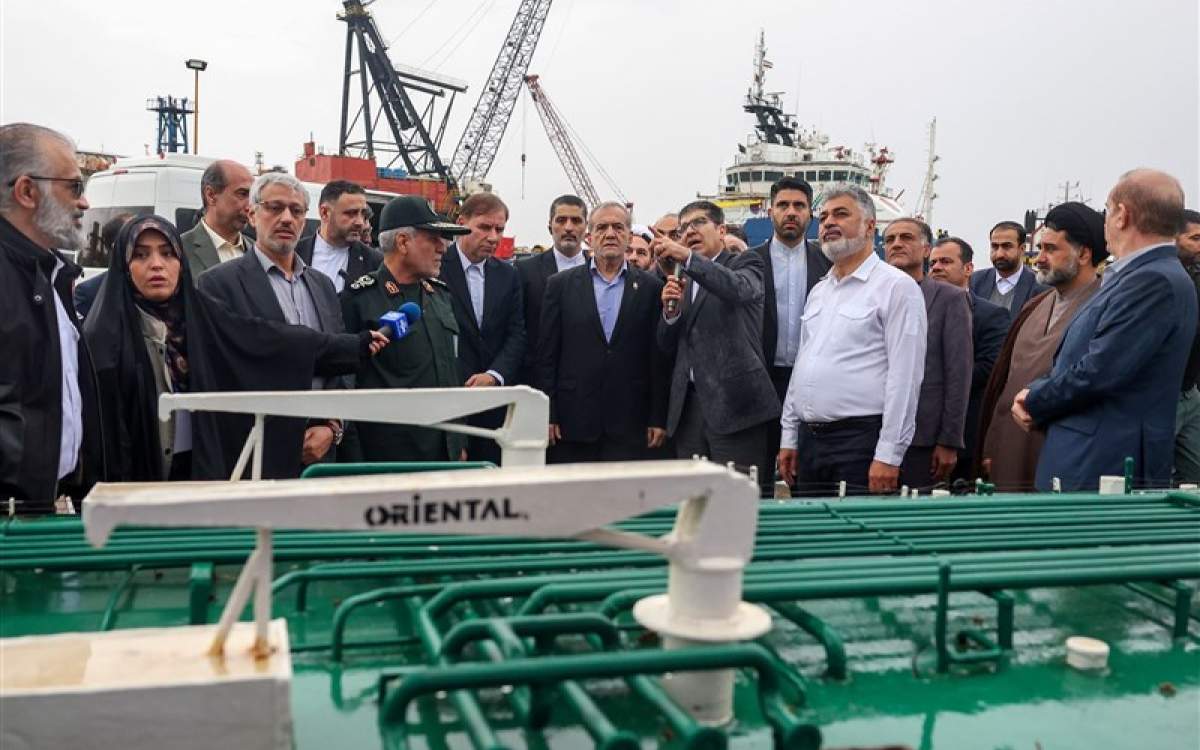 President visits Shipyards, Oil Platforms South of Iran