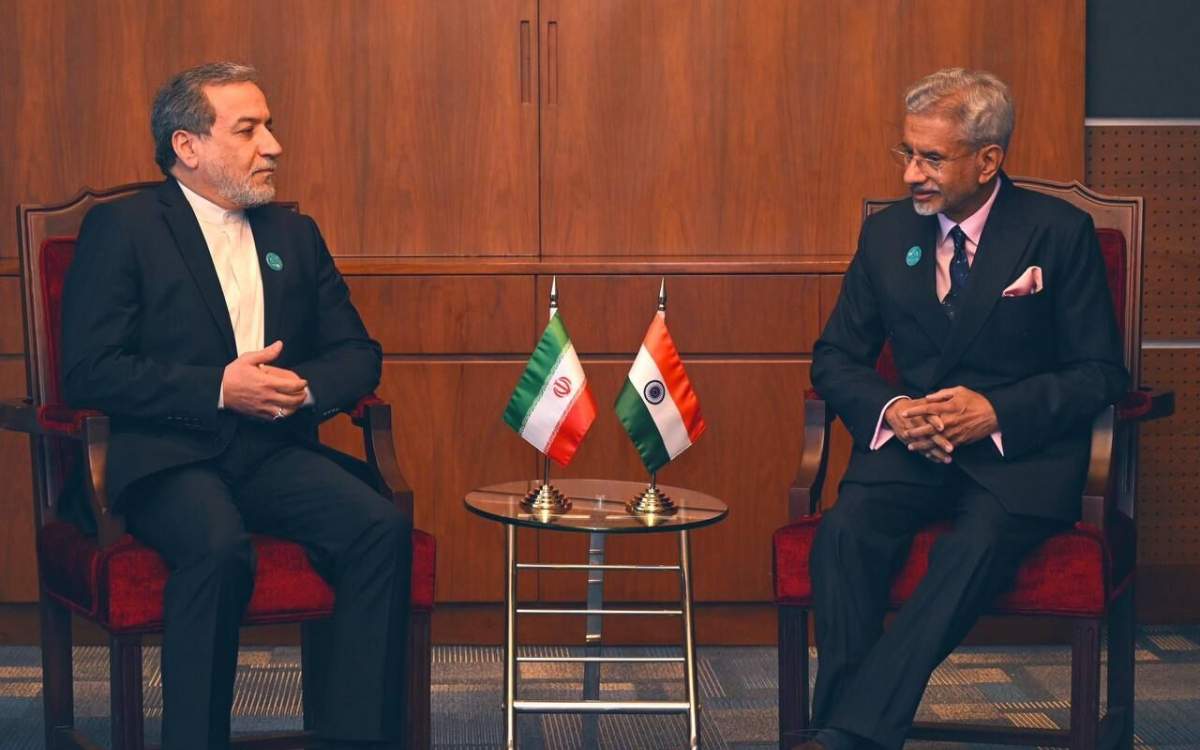 Iranian Foreign Minister Abbas Araghchi (L) meets his Indian counterpart, Subrahmanyam Jaishankar, in Muscat, February 16, 2025.