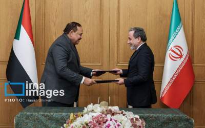 Foreign Minister Abbas Araghchi of Iran and his Sudanese counterpart, Ali Youssef Ahmed Al-Sharif, sign memorandums of understanding in Tehran, February 17, 2025.