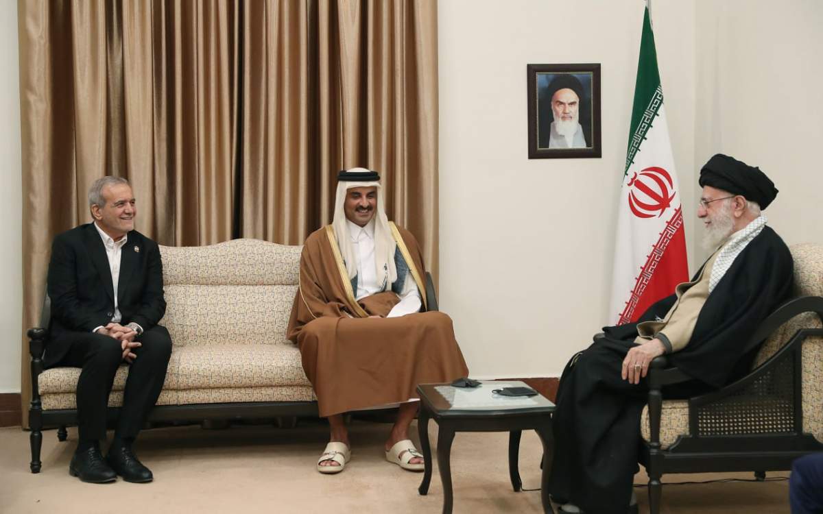 Leader receives Emir of Qatar in Tehran