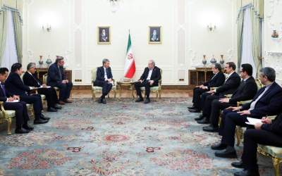 President Masoud Pezeshkian (center right) holds talks with Malaysia