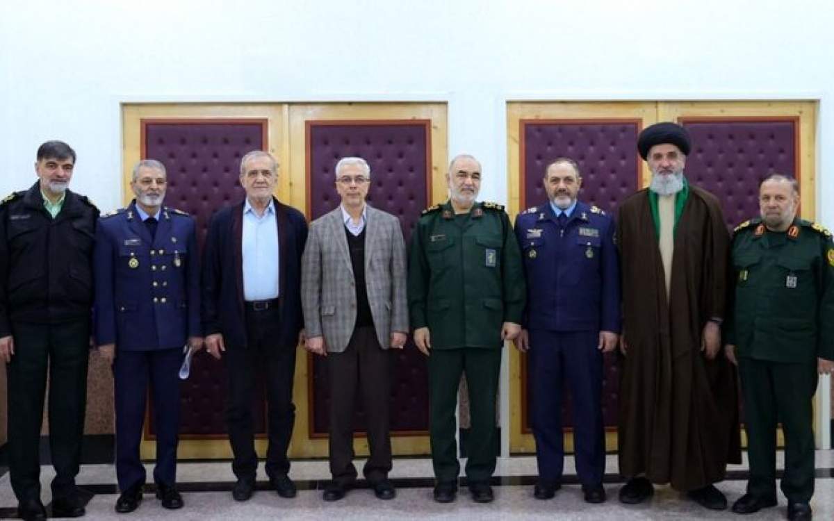 President Pezeshkian holds meeting with senior military commanders